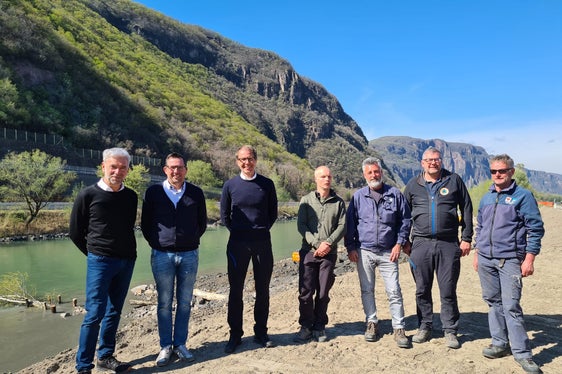 Foto di gruppo durante il sopralluogo sul fiume Adige a Vadena. L'assessore Arnold Schuler, il sindaco Elmar Oberhofer, il direttore Klaus Unterweger, il caposquadra Thomas Thaler, il collaboratore Helmut Gurndin, il tecnico Hansjörg Prugg e il collaboratore Konrad Pircher (Foto: ASP/Agenzia per la Protezione civile)