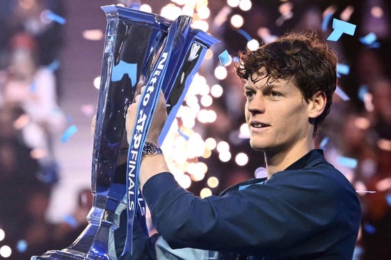 Jannik Sinner strahlt mit der Trophäe der ATP Finals – ein Moment für die Tennisgeschichte! (Foto: FITP)