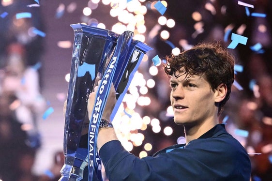 Jannik Sinner strahlt mit der Trophäe der ATP Finals – ein Moment für die Tennisgeschichte! (Foto: FITP)