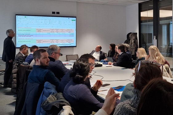 I rappresentanti dei sindacati e della delegazione pubblica discutono i contratti per il personale scolastico. Secondo Hermann Troger, presidente dell'Agenzia provinciale per le relazioni sindacali, l'aumento medio dovrebbe essere di circa 400 euro a persona. (Foto: USP/Angelika Schrott)