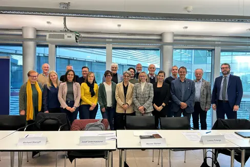 In der Landesarbeitskommission sind die Sozialpartner und andere wichtige Akteurinnen und Akteure der Südtiroler Arbeitswelt vertreten. Den Vorsitz hat Arbeitslandesrätin Magdalena Amhof (Fünfte von rechts, vorne). (Foto: LPA/Anna Künig)