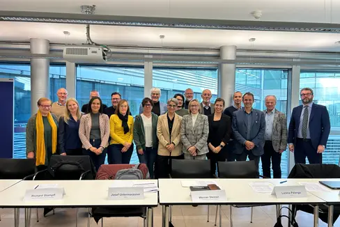 La Commissione provinciale per l’impiego riunisce le parti sociali ed altri attori importanti del mondo del lavoro altoatesino. La presidente l'assessora provinciale al Lavoro Magdalena Amhof (quinta da destra, davanti). (Foto: USP/Anna Künig)