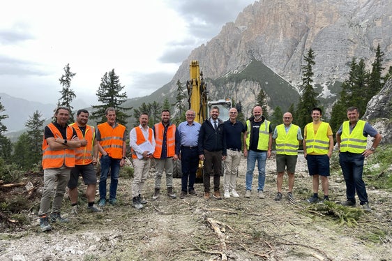 Lokalaugenschein mit Mobilitäts- und Infrastrukturenlandesrat Daniel Alfreider, den Technikern, Arbeitern und Vertretern der Bauunternehmen auf der Baustelle bei Armentarola. (Foto: LPA/Gnews)