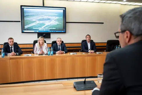 Landeshauptmann Arno Kompatscher (von hinten) begrüßte Taras Hayduk (von links), stellvertretender Büroleiter des Regionalrats von Transkarpatien, Dolmetscherin Alyona Zubaryeva, Andriy Sheketa, Erster Vizepräsident des Regionalrats von Transkarpatien, und Pier Carlo Sandei, Senior Programme Officer des Umweltprogramms der Vereinten Nationen (UNEP) mit Sitz in Wien und Kiew. (Foto: LPA/Fabio Brucculeri)
