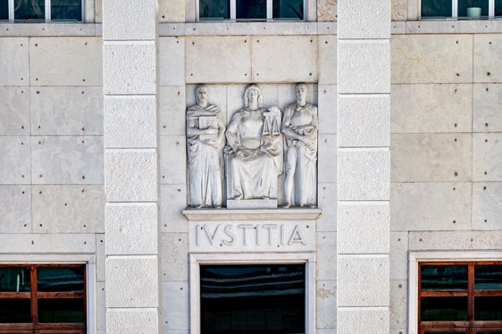 La sede del Tribunale in piazza Tribunale manterrà la propria operatività e destinazione. Nel nuovo Polo troveranno invece collocazione, tra gli altri, la Corte d’appello – Sezione distaccata di Bolzano, gli uffici UNEP, il Giudice di pace di Bolzano e il Tribunale di sorveglianza. (Foto: USP/Greta Stuefer)