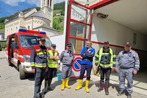 Sopralluogo a Campill. Nella foto (da sinistra) il sindaco di S. Martino in Badia, Giorgio Costabiei, il direttore dell'Ufficio Sistemazione bacini montani Est Sandro Gius, il presidente e assessore alla Protezione Civile Arno Kompatscher, il comandante dei vigili del fuoco volontari di Campill, Roman Clara, e l'ispettore dei vigili del fuoco Alex Zingerle. (Foto: LPA)