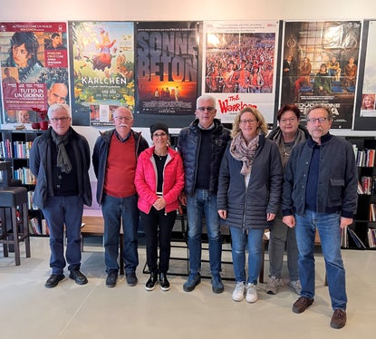 Jurymitglieder und Partner (v.l.n.r.): Walter Angonese (Wissenschaftlicher Beirat der Stiftung Dolomiten UNESCO und Jurymitglied), Georg Simeoni (Präsident AVS), Ingrid Beikircher (Landesleitung AVS und Jurymitglied), Claudio Sartori (CAI Alto Adige und Jurymitglied), Elisabeth Berger (Land Südtirol), Dorothea Vieider (Filmclub Bozen und Jurymitglied) und Luigi Loddi (Präsident des Filmclubs). (Foto: LPA)