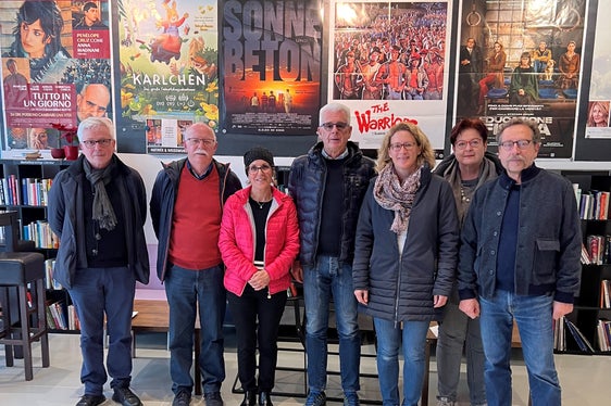 Jurymitglieder und Partner (v.l.n.r.): Walter Angonese (Wissenschaftlicher Beirat der Stiftung Dolomiten UNESCO und Jurymitglied), Georg Simeoni (Präsident AVS), Ingrid Beikircher (Landesleitung AVS und Jurymitglied), Claudio Sartori (CAI Alto Adige und Jurymitglied), Elisabeth Berger (Land Südtirol), Dorothea Vieider (Filmclub Bozen und Jurymitglied) und Luigi Loddi (Präsident des Filmclubs). (Foto: LPA)