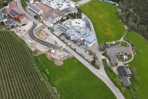 Vista dall'alto del tratto di strada su cui interverrà la Provincia. La deviazione che si può notare è stata eseguita da Loacker per la realizzazione del tunnel privato. (Foto: Studio Habicher)