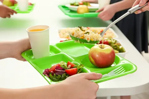 Un rapporto consapevole e sano con il cibo. Un obiettivo importante per ciascuno di noi, che cinque classi di scuole secondarie di primo grado in lingua italiana hanno potuto intraprendere grazie al progetto promosso dall’Intendenza scolastica italiana, in collaborazione con Irecoop AAS. (Foto: USP/Daldos)