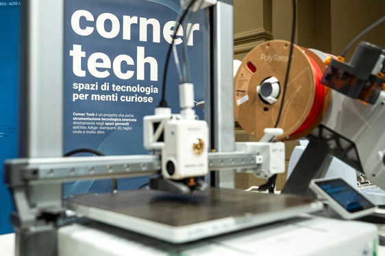 Sono 11 i centri giovanili su tutto il territorio che offrono ai ragazzi e alle ragazze la possibilità di utilizzare liberamente strumenti digitali avanzati, stampanti 3D, plotter da taglio vinile, software di modellazione, robotica e molto altro. (Foto: USP/Fabio Brucculeri)