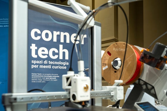 In 11 Südtiroler Jugendzentren können Jugendliche auf unterschiedliche Werkzeuge von Corner Tech zurückgreifen. (Foto: LPA/Fabio Brucculeri)