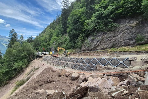 Lavori in corso lungo la strada provinciale per Avelengo: la foto è stata scattata mercoledì 8 luglio, il giorno prima della riapertura a senso unico alternato. (Foto: USP/Dipartimento Infrastrutture e Mobilità)