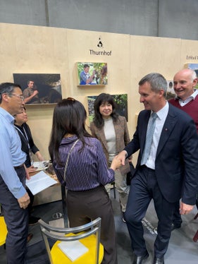 L'assessore Walcher si è confrontato anche con i rappresentanti dei mercati asiatici. (Foto: ASP/Ripartizione Agricoltura)