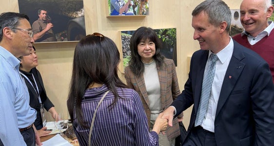 Fachleute aus aller Welt interessieren sich für Südtiroler Wein. Landesrat Luis Walcher (im Vordergrund r.) sprach mit Vertretenden aus Asien. (Foto: LPA/Abteilung Landwirtschaft)