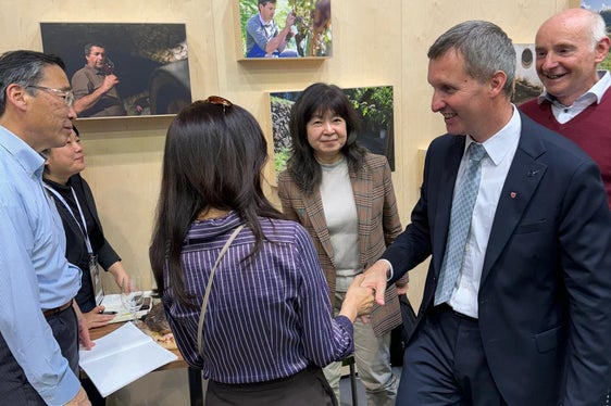 L'assessore Walcher si è confrontato anche con i rappresentanti dei mercati asiatici. (Foto: ASP/Ripartizione Agricoltura)