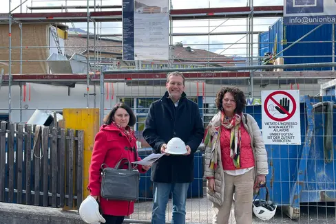 Lokalaugenschein an der Baustelle des Sozialzentrums Trayah in Bruneck: LR Massimo Bessone mit Marina Albertoni (r.), Direktorin der Landesabteilung Hochbau und technischer Dienst, und Nicoletta Francato (l.), Direktorin im Landesamt für Gesundheitsbauten. (Foto: LPA)