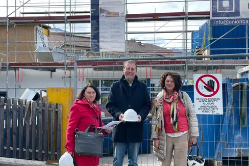 Lokalaugenschein an der Baustelle des Sozialzentrums Trayah in Bruneck: LR Massimo Bessone mit Marina Albertoni (r.), Direktorin der Landesabteilung Hochbau und technischer Dienst, und Nicoletta Francato (l.), Direktorin im Landesamt für Gesundheitsbauten. (Foto: LPA)