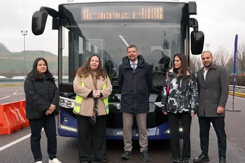 Hanno partecipato al test dell'autobus elettrico a guida autonoma al Safety Park di Vadena (da sinistra): Seda Nese (sales manager di Karsan Europe per l'Italia), Astrid Kofler (presidente Sasa SpA), Daniel Alfreider (assessore provinciale alla Mobilità), Yasemin Us (corporate communication Adastec) e Semir Aydın (sales manager per i veicoli autonomi di Karsan Otomotiv). (Foto: USP/Sasa SpA)