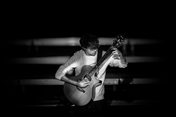 50 anni di scuola di musica in Val Badia: l'allievo di chitarra Mark Planinschek (Foto: USP/Direzione provinciale Scuola musicale tedesca e ladina/Freddy Planinschek)