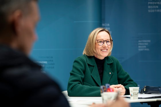 Wir werden oft als Einzelkämpferinnen und Einzelkämpfer wahrgenommen. Wir sind es aber nicht, denn ohne Mit- und Zuarbeit auch ressortexterner Abteilungen, ohne gutes Zusammenspiel geht es nicht, betonte Landesrätin Magdalena Amhof. (Foto: LPA/Fabio Brucculeri)