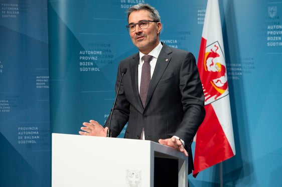 Il presidente Kompatscher all'incontro con i media dopo la sua relazione al bilancio 2023 (Foto: ASP/Fabio Brucculeri)