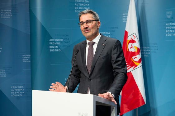 Il presidente Kompatscher all'incontro con i media dopo la sua relazione al bilancio 2023 (Foto: ASP/Fabio Brucculeri)