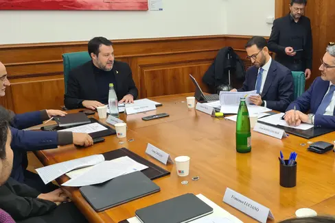 Um die Ausschreibung der Konzessionsvergabe für die Brennerautobahn und die Klärung noch offener Fragen auf dem Weg dahin ging es bei einem Treffen von Landeshauptmann Kompatscher (2.v. r.) mit Minister Salvini (1.v.l.) in Rom. (Foto: Davide Cordua)