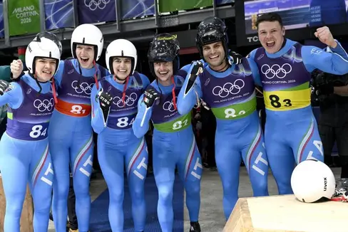 Bronze für die sechs Südtiroler Kunstbahnrodlerinnen und -rodler: Andrea Vötter, Verena Hofer, Marion Oberhofer, Simon Kainzwaldner, Emanuel Rieder und Dominik Fischnaller. (Foto: ANSA. Das Foto darf nur im Zusammenhang mit dieser Aussendung verwendet werden.)