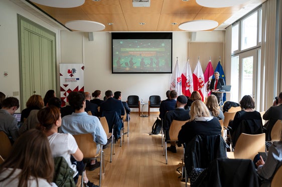 En gaujiun dl’Edema Europeica di lingac, él gnü tigní tla sënta de Rapresentanza dl’Euregio a Brüssel le seminar “Regional and Minority Languages: Game change in the conventional digital world?” (“I lingac regionai y de mendranza: na revoluziun tl monn digital convenzional?”) cun referënc coliá da döt le monn. (Retrat: USP/Fabio Brucculeri).