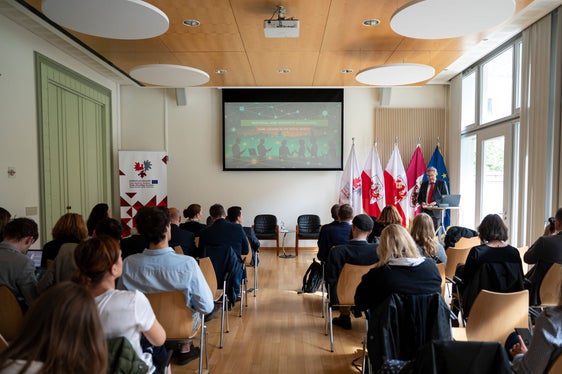 Anlässlich der Europäischen Woche der Sprachen fand in der Euregio-Vertretung in Brüssel das Seminar Regional- und Minderheitensprachen im Fokus der KI-Entwicklung mit Referenten aus der ganzen Welt statt. (Foto: LPA/Fabio Brucculeri).