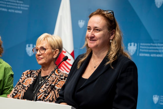 Paola Santoro, direttrice di Ripartizione dell’Azienda Servizi Sociali di Bolzano, ha spiegato che si è scelto consapevolmente di coinvolgere giovani e professionisti nell’elaborazione dell’opuscolo “Violenza nella terza età”. (Foto: USP/Fabio Brucculeri)