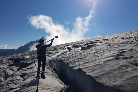 Mitarbeiter des Landesamtes für Hydrologie und Stauanlagen bei der Messung des Ablationspegels am Westlichen Rieserferner am 17. August 2022 (Foto: LPA/Landesamt für Hydrologie und Stauanlagen/Herbert Thaler)