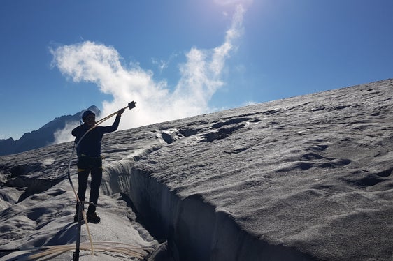 Misura di controllo in corrispondenza di una palina ablatimetrica sulla Vedretta occidentale di Ries (Foto: Ufficio idrologia e dighe/Herbert Thaler)