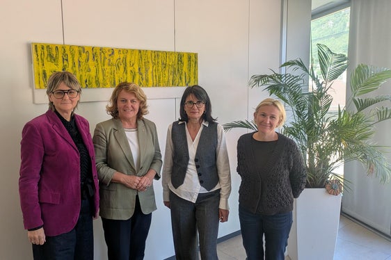 Wollen im steten Austausch miteinander bleiben: (v.l.) Ressortdirektorin Michela Morandini, Landesrätin Rosmarie Pamer, Ombudsfrau Alessandra Orlandi und Amtsdirektorin Astrid Wiest. (Foto: LPA/Hannes Wisthaler)