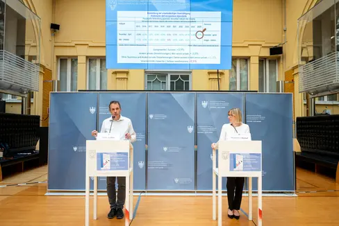 Stefan Luther, direttore del Servizio Mercato del lavoro (SML), e l'assessora al Lavoro Magdalena Amhof hanno fatto riferimento al forte aumento dei pensionamenti previsti nei prossimi anni, agli attuali dati sulla disoccupazione e alla volontà di sfruttare maggiormente il potenziale occupazionale della popolazione residente. (Foto: USP/Fabio Brucculeri)