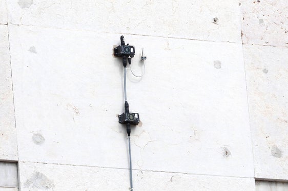 An den beiden äußeren Gebäudeflügeln des Bozner Gerichtsgebäudes wurde ein Überwachungssystem mit 42 Sensoren zur Kontrolle der Gebäudestatik installiert. (Foto: LPA/Fabio Brucculeri)