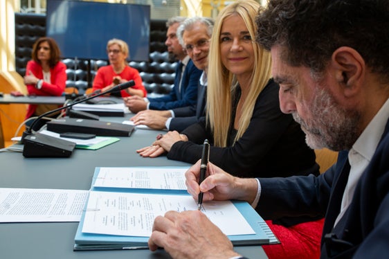 Auch die Mitglieder der Landesagentur für die Gewerkschaftsbeziehungen - (v.r.) Domenico Laratta, Brunhild Pircher und Vorsitzender Hermann Troger - setzten ihre Unterschrift unter den Vertrag. (Foto: LPA/Fabio Brucculeri)