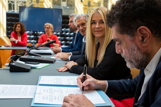 Auch die Mitglieder der Landesagentur für die Gewerkschaftsbeziehungen - (v.r.) Domenico Laratta, Brunhild Pircher und Vorsitzender Hermann Troger - setzten ihre Unterschrift unter den Vertrag. (Foto: LPA/Fabio Brucculeri)