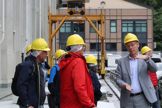 Il Direttore operations di Alperia Greenpower Andreas Bordonetti (a destra) insieme alla delegazione proveniente dalla Svizzera. (Foto: ASP/Maja Clara)