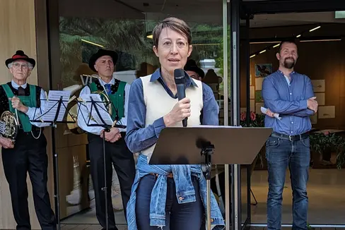 Virna Bussadori (im Bild bei der Eröffnung des neuen Naturparkhauses in Naturns) übernimmt die Funktion der stellvertretenden Direktorin des Ressorts Umwelt-, Natur- und Klimaschutz, Energie, Raumentwicklung und Sport, dem Landesrat Peter Brunner vorsteht. (Foto: LPA/Vera Brunetti)