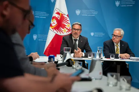 Landeshauptmann Arno Kompatscher und Generalsekretär Eros Magnago, der bei den Verhandlungen zur Reform des Autonomiestatuts federführend beteiligt war. (Foto: LPA/Fabio Brucculeri)