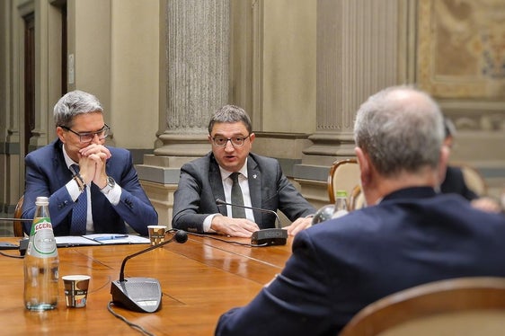 Die Landeshauptleute der Länder Südtirol und Trentino, (v.l.) Arno Kompatscher und Maurizio Fugatti beim Autonomie-Treffen mit Roberto Calderoli (Foto: Presseamt Trentino)