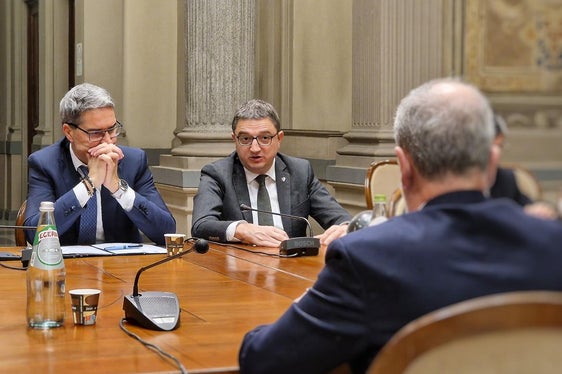 Da sinistra, il presidente della Provincia autonoma di Bolzano, Arno Kompatscher, e il presidente della Provincia autonoma di Trento, Maurizio Fugatti, durante l'incontro con il ministro Roberto Calderoli. (Foto: Ufficio stampa Provincia autonoma di Trento).
