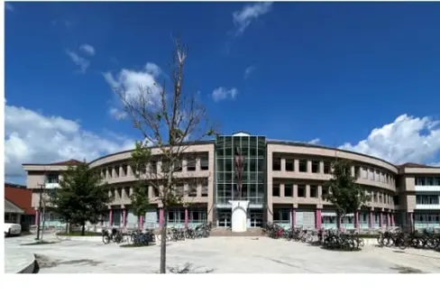 Per il Liceo Linguistico e scientifico in lingua tedesca Nikolaus Cusanus a Brunico, la Giunta provinciale ha approvato la modifica del programma planivolumetrico relativo alla manutenzione straordinaria della facciata. (Foto: USP)