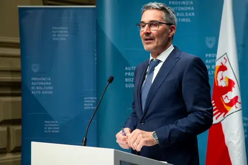 Nel settore della digitalizzazione è fondamentale essere sempre al passo con i tempi, ha detto Arno Kompatscher, presidente della Provincia autonoma di Bolzano ed assessore provinciale competente per la digitalizzazione (Foto: ASP/Fabio Brucculeri)