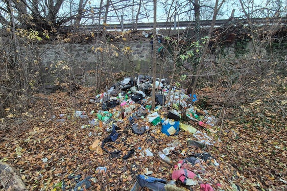 In mehreren Abschnitten entlang des Eisacks in Bozen haben Wildbachverbauung und Seab in Zusammenarbeit mit der Gemeinde Bozen, der Staadtpolizei und der Brennerautobahn AG A22 insgesamt circa 40 Kubikmeter Müll gesammelt und entsorgt. (Foto: LPA/Amt für Wildbach- und Lawinenverbauung Süd in der Agentur für Bevölkerungsschutz)