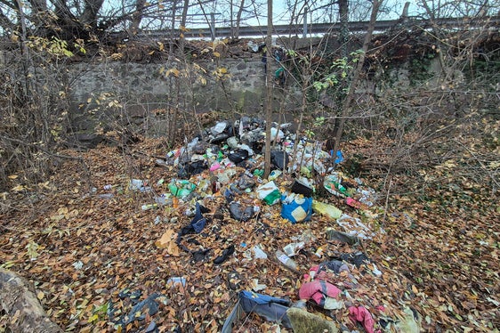 In mehreren Abschnitten entlang des Eisacks in Bozen haben Wildbachverbauung und Seab in Zusammenarbeit mit der Gemeinde Bozen, der Staadtpolizei und der Brennerautobahn AG A22 insgesamt circa 40 Kubikmeter Müll gesammelt und entsorgt. (Foto: LPA/Amt für Wildbach- und Lawinenverbauung Süd in der Agentur für Bevölkerungsschutz)