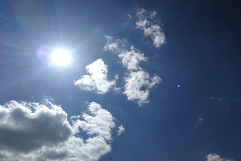 Hohe Temperaturen und starke Sonneneinstrahlung führen zu hohen Ozonkonzentrationen: Am 11. Juni wurde die Informationsschwelle von 180 Mikrogramm Ozon pro Kubikmeter Luft erstmals im Sommer 2025 überschritten: in Kurtinig an der Weinstraße.