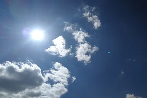 Hohe Temperaturen und starke Sonneneinstrahlung führen zu hohen Ozonkonzentrationen: Am 11. Juni wurde die Informationsschwelle von 180 Mikrogramm Ozon pro Kubikmeter Luft erstmals im Sommer 2025 überschritten: in Kurtinig an der Weinstraße.